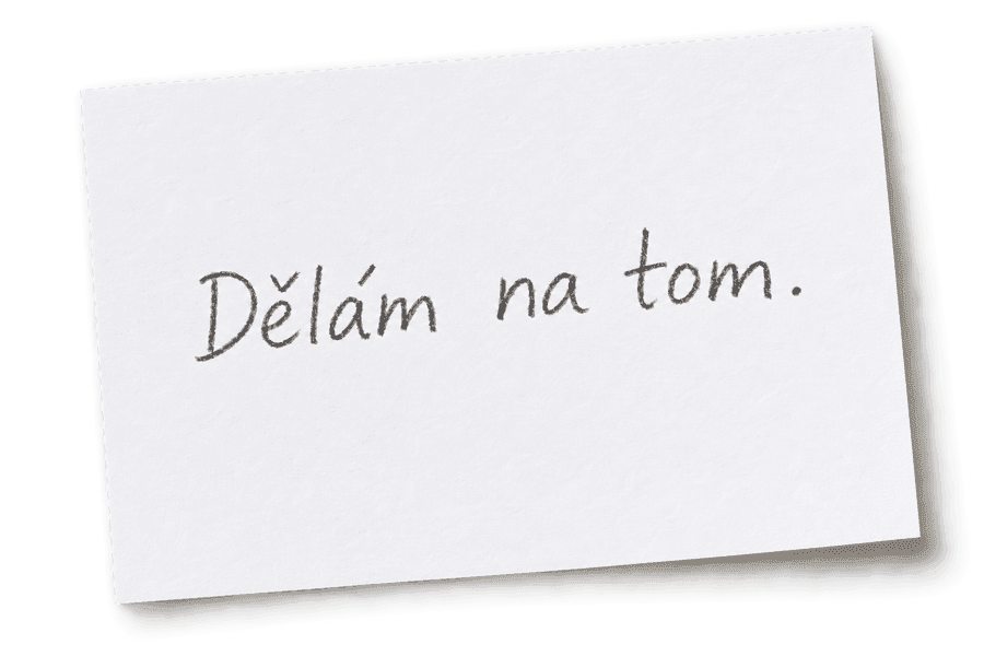 Ručně psaná cedulka: Dělám na tom.